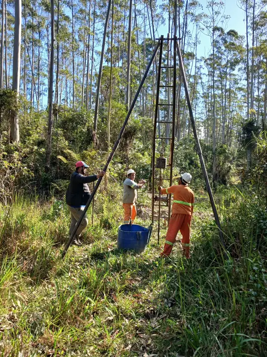 Tripé de sondagem à percussão (SPT) em área de reflorestamento